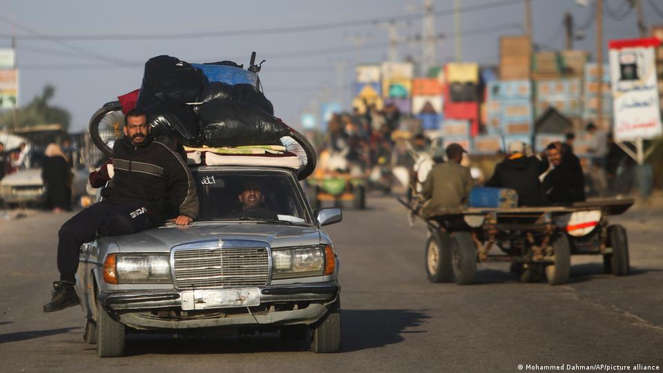 In Khan Yunis, Gazastreifen, flüchten Menschen weiter südlich in Richtung Rafah und ägyptische Grenze                                  