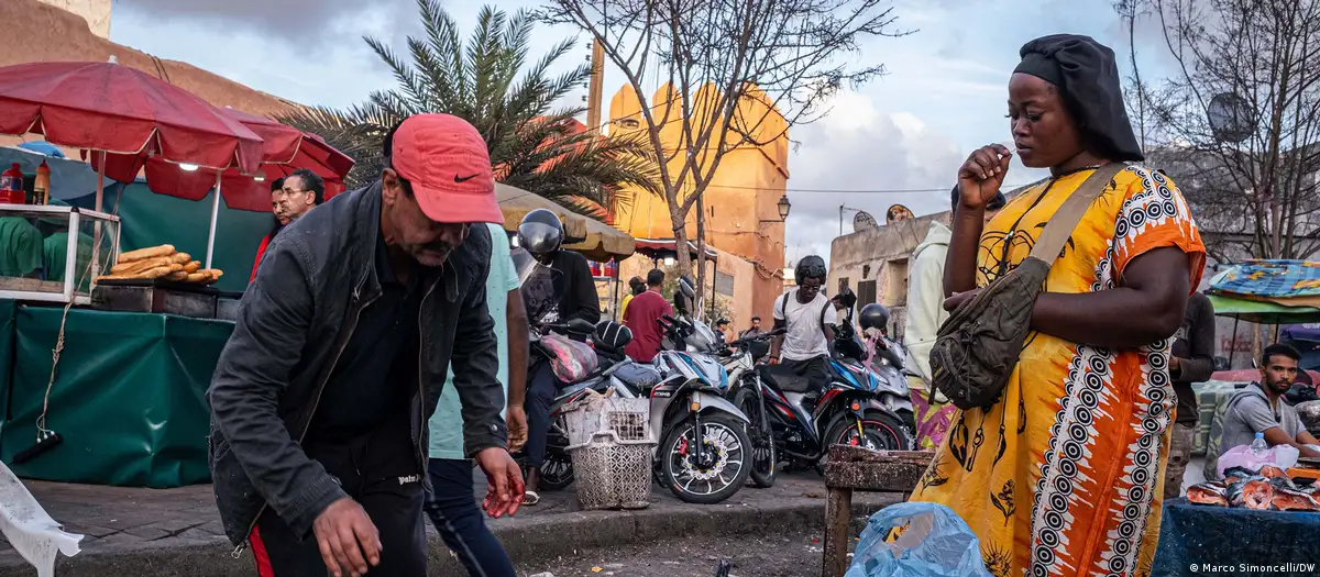 شهد المغرب تزايداً في تدفق المهاجرات من أفريقيا جنوب الصحراء خلال السنوات الماضية. صورة من: Marco Simoncelli/DW Migranten aus Senegal sind in den Städten Marokkos - hier Casablanca - ein alltägliches Bild.