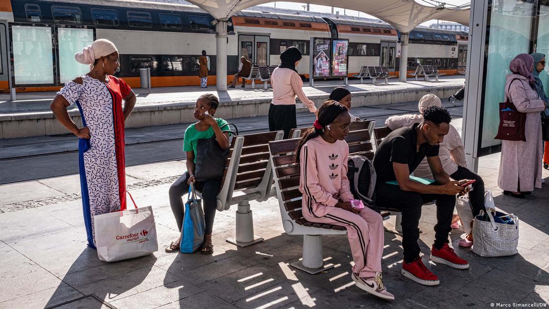Migrantinnen warten am neuen Bahnhof von Casablanca.