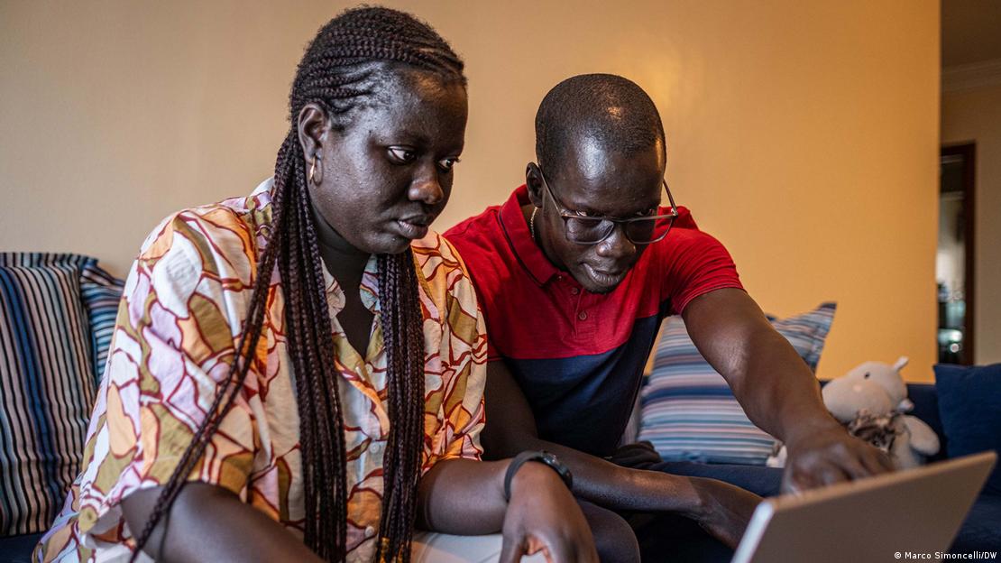 Mit ihrer Internetplattform wollen Ndeye Yacine Ndiaye und ihr Mann anderen Migranten das Leben erleichtern.
