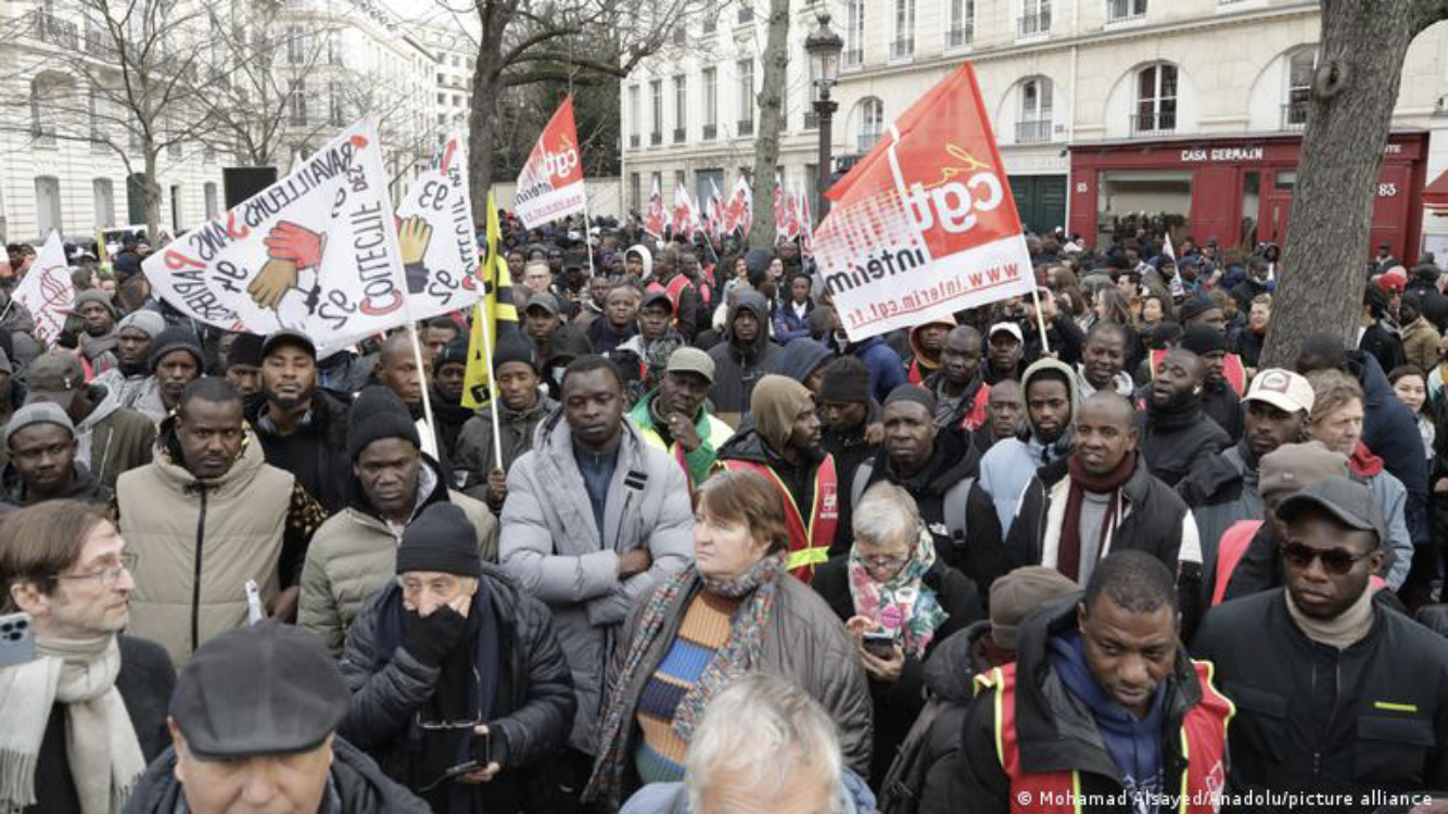  احتجاج في باريس على قانون الهجرة 2023.  Protest gegen das geplante Einwanderungsgesetz in Paris - Bild: Mohamad Alsayed/Anadolu/picture alliance