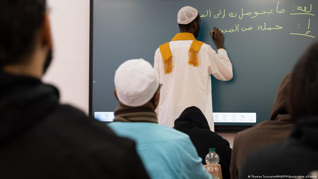  Straßburg  - Frankreich Ein Mann mit islamischer Kopfbedeckung schreibt an der Tafel 