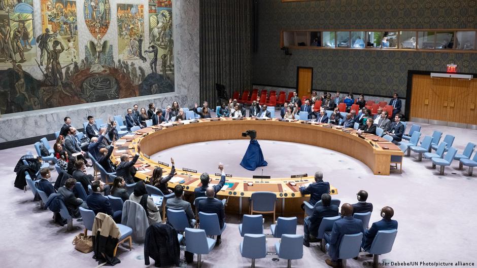 مجلس الأمن التابع للأمم المتحدة  image: Eskinder Debebe/UN Photo/picture alliance Representatives vote on a draft resolution during a Security Council meeting at UN headquarters in New York to terminate the UNITAMS mandate