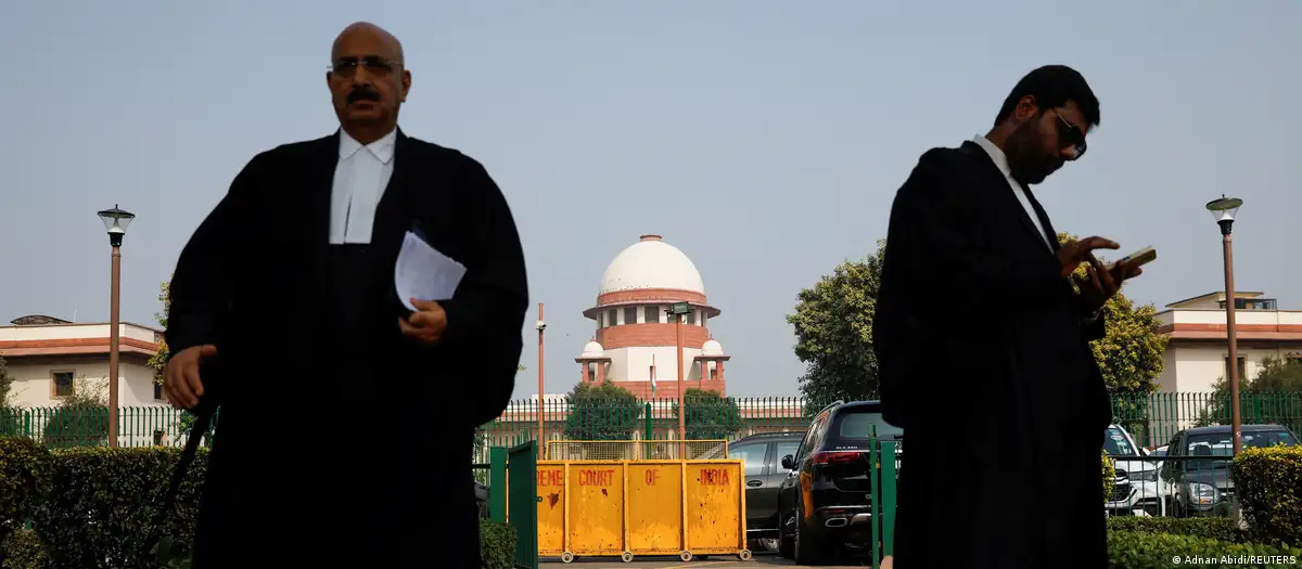Zwei Juristen vor dem Obersten Gericht in Neu Delhi
