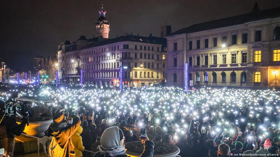 Numerous participants shine the torches of their mobile phones during a demonstration in front of the Federal Administrative Court in Leipzig, Germany