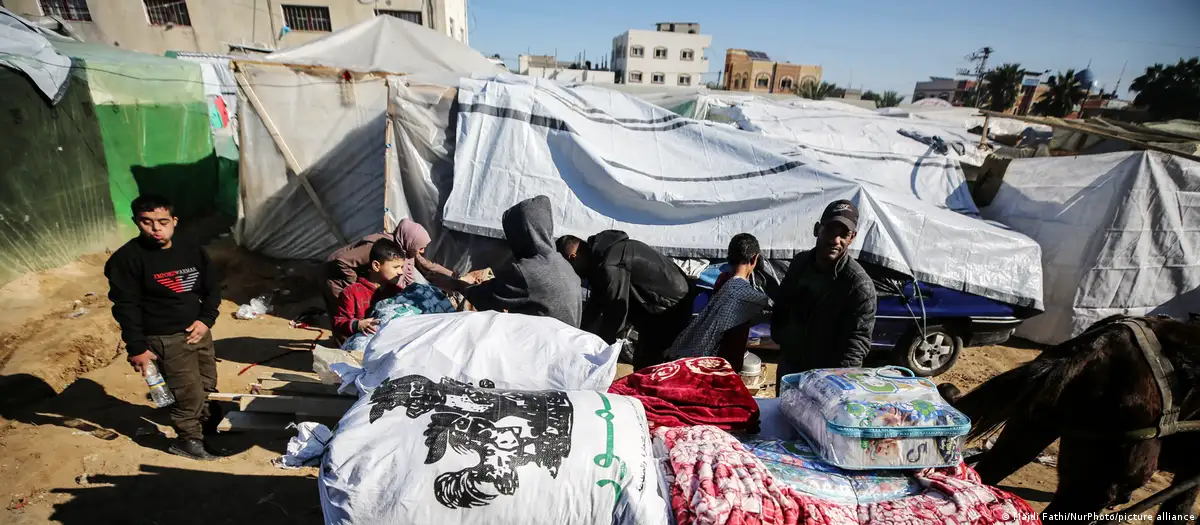 صورة من: Majdi Fathi/NurPhoto/picture alliance - لاجئون فلسطينيون في دير البلح بقطاع غزة في السابع من كانون الثاني/يناير 2024.  Flüchtlinge am 7. Januar in Dair al-Balah im Gazastreifen
