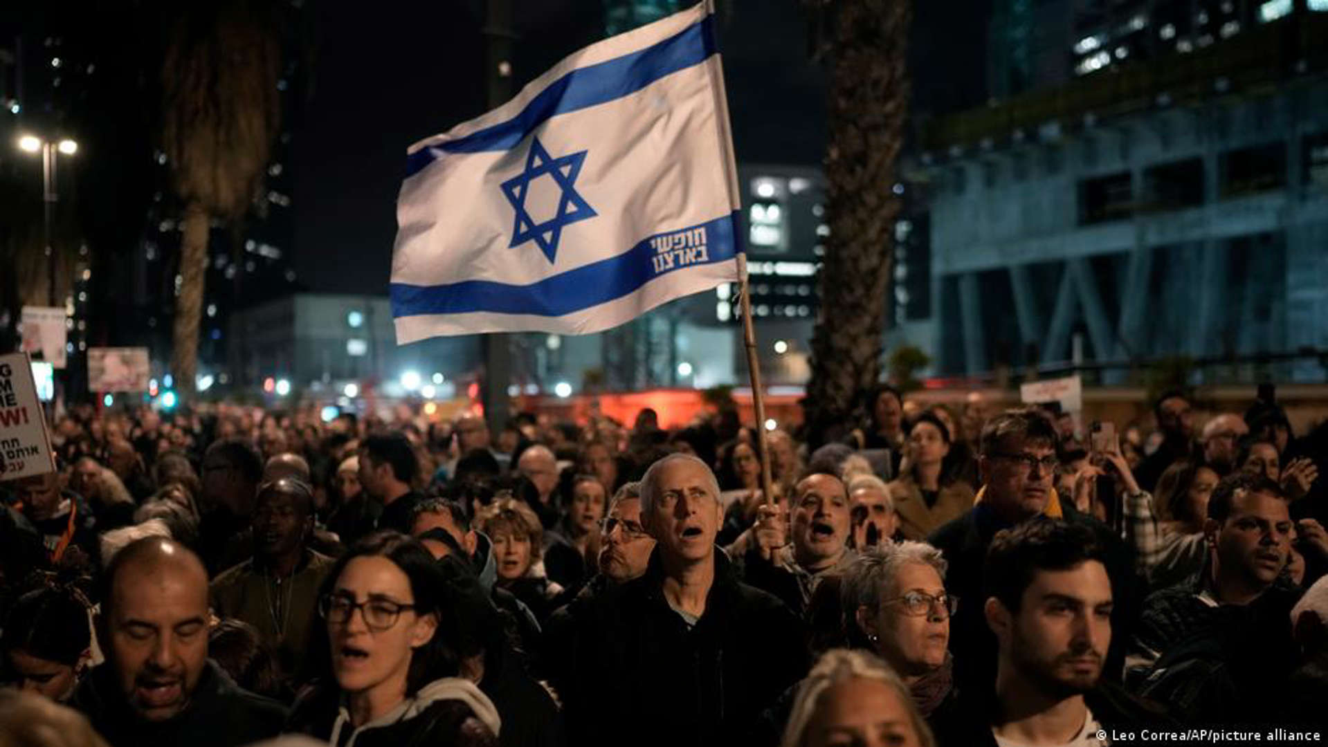 صورة من: Leo Correa/AP/picture alliance - في تل أبيب - إسرائيليون يطالبون بإطلاق سراح الرهائن. In Tel Aviv fordern erneut zahlreiche Israelis die Freilassung der Geiseln.