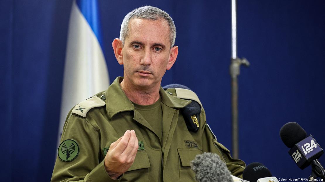   المتحدث باسم الجيش الإسرائيلي دانييل هاغاري. Israels Armeesprecher Daniel Hagari Bild: Gil Cohen-Magen/AFP/Getty Images