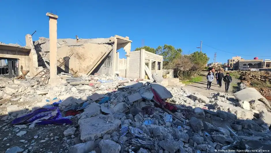 صورة من: Xinhua News Agency/picture alliance - أشخاص يتفقدون الموقع الذي استهدفته غارات أردنية في السويداء جنوب سوريا 19 / 01 / 2024. Locals checking the rubble of buildings destroyed in Jordanian airstrikes in Sweida, Syria