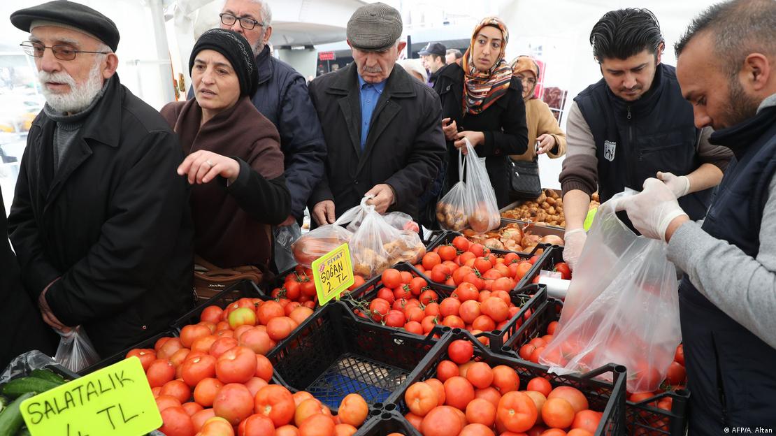 Der Einkauf auf dem Markt wird für die Türken immer teurer.