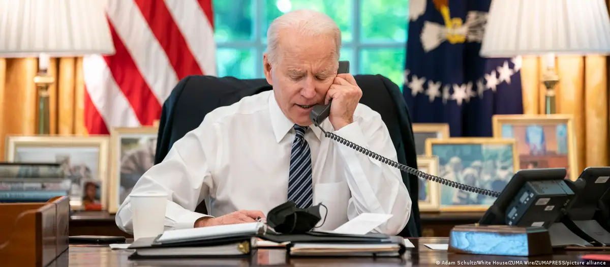 US-Präsident Biden am Telefon im Oval Office, Washington