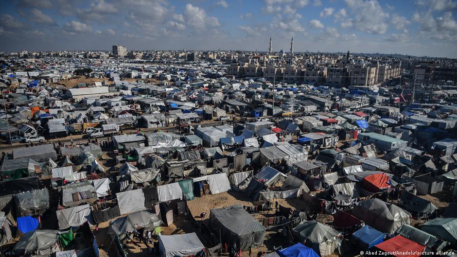 Eine unübersehbare Zahl von Zelten der palästinensischen Flüchtlinge bei Rafah