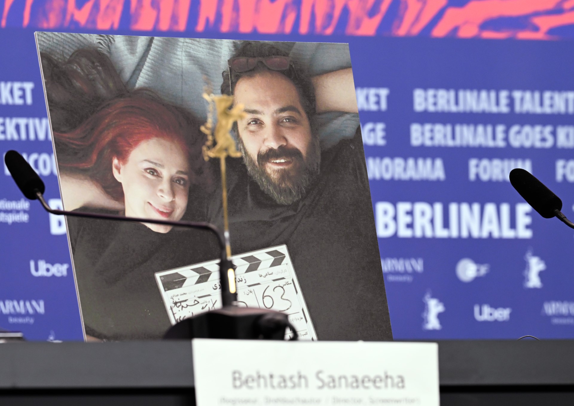 Ein Foto der beiden Regisseure Maryam Moghaddam (l) und Behtash  Sanaeeha (r) steht während der 74. Berlinale bei der Pressekonferenz zum  Film „Keyke Mahboobe Man“ (My Favourite Cake, Sektion Wettbewerb)