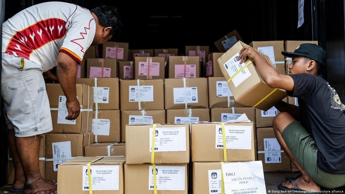 Wahlvorbereitungen sind eine logistische Herausforderung. Pakete mit Stimmzetteln in Surakarta