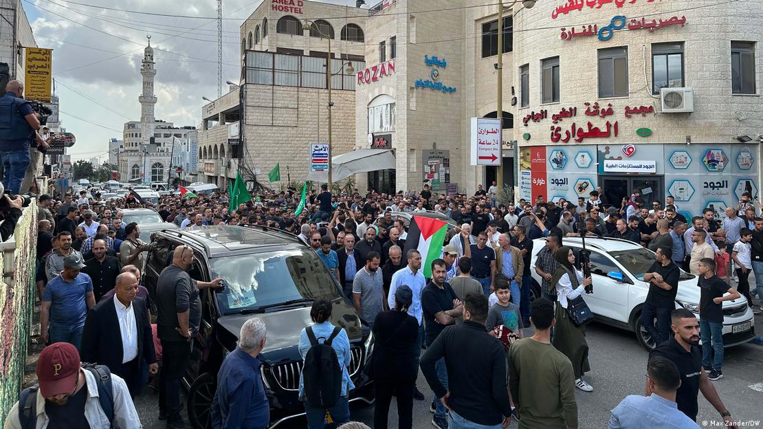 فلسطينيون في رام الله بالضفة الغربية يتظاهرون ضد الاحتلال الإسرائيلي. In Ramallah protestieren Palästinenser gegen die israelische Besatzung.