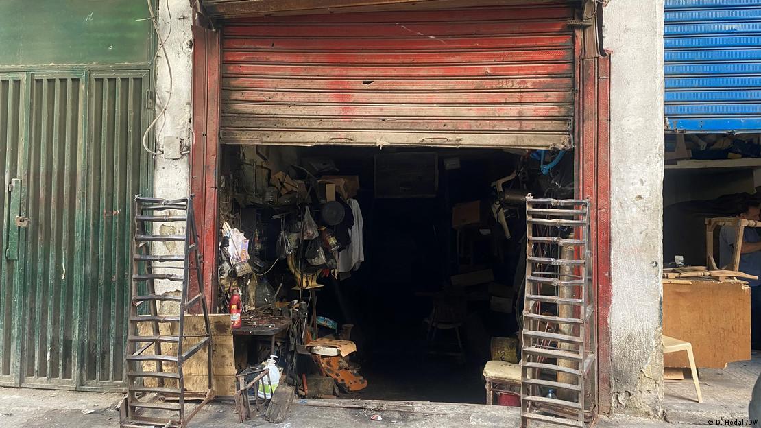 صورة من: D. Hodali/DW - شارع سوريا في طرابلس اللبنانية. Kleinere Geschäfte, Werkstätten, Supermärkte - alles ist auf der Syrien-Straße zu finden.