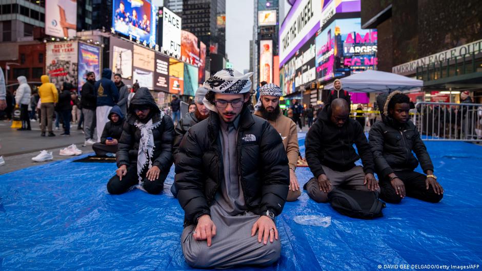 In New York lebende Muslime begannen der Fastenmonat mit einem Tarawih-Gebet auf dem Times Square