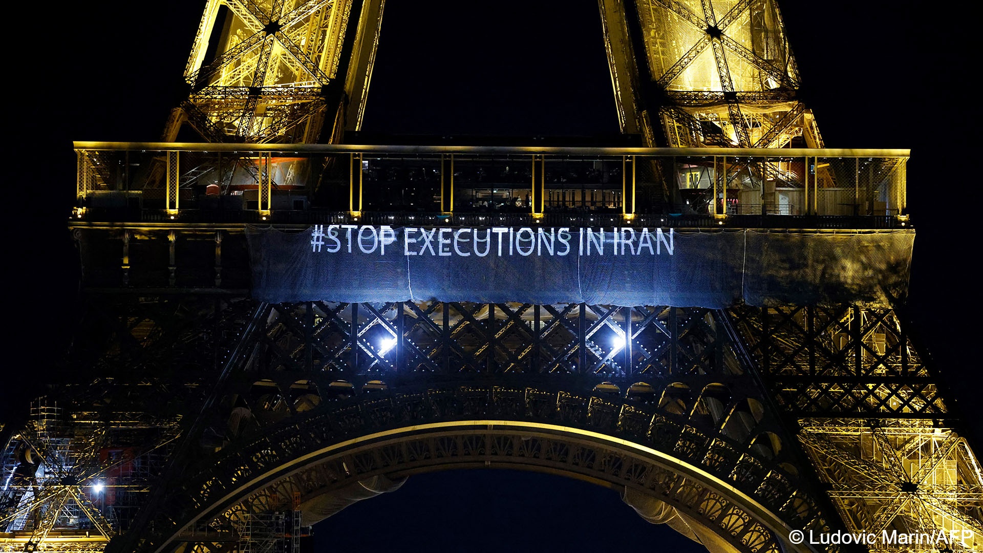 Banner attached to the Eiffel Tower calling on executions in Iran to stop