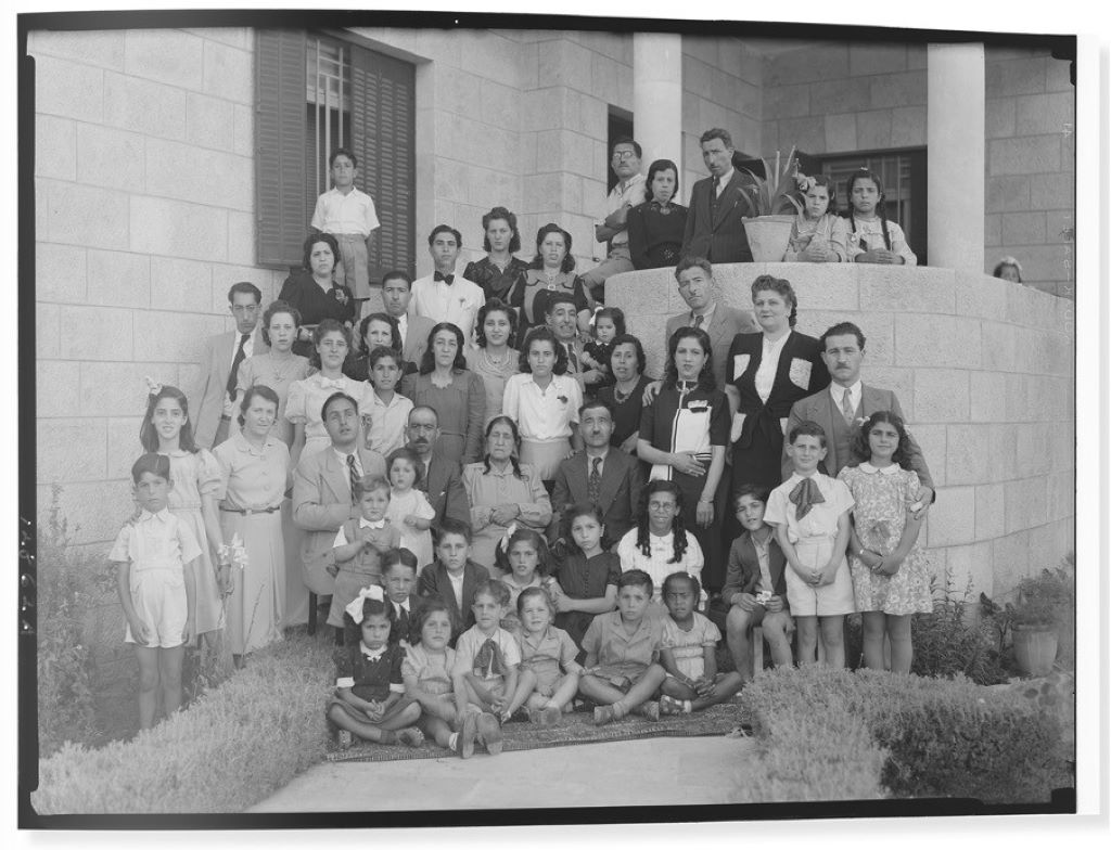 عائلة الدجاني أمام منزلهم في القدس سنة 1945  - فلسطين. Die Al-Dajani Familie vor ihrem Jerusalemer Haus, 1945
