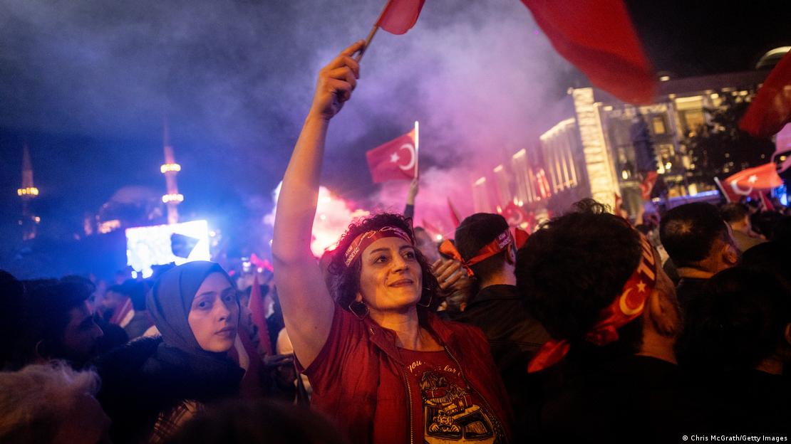 Die Anhänger der Oppositionspartei CHP haben bis in die frühen Morgenstunden den Sieg gefeiert