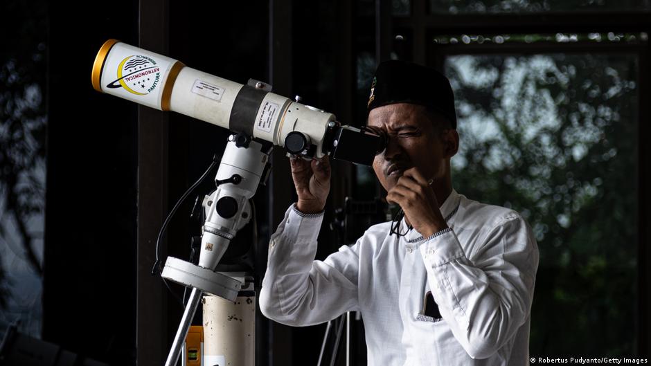 Ein indonesischer Muslim benutzt ein Teleskop, um die neue Mondsichel zu sehen und den Rukyatul Hilal zu bestimmen, der das Ende des Ramadan anzeigt.