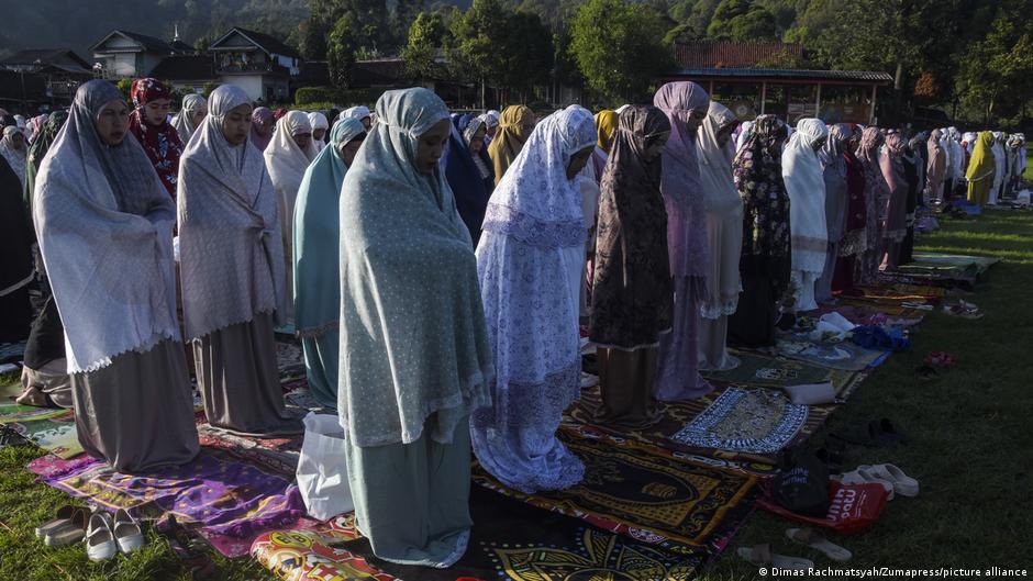 Indonesische Muslime verrichten das Eid ul-Fitr-Gebet vor dem Hintergrund des Berges Tilu in Kampung Gambung, Regentschaft Bandung.