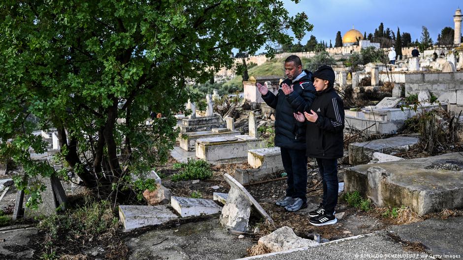 Muslime besuchen einen Friedhof außerhalb der Altstadtmauer in der Nähe des Löwentors, nachdem sie spezielle Morgengebete zum Beginn des Eid ul-Fitr, welches das Ende des heiligen Fastenmonats Ramadan markiert, in Jerusalem verrichtet haben.