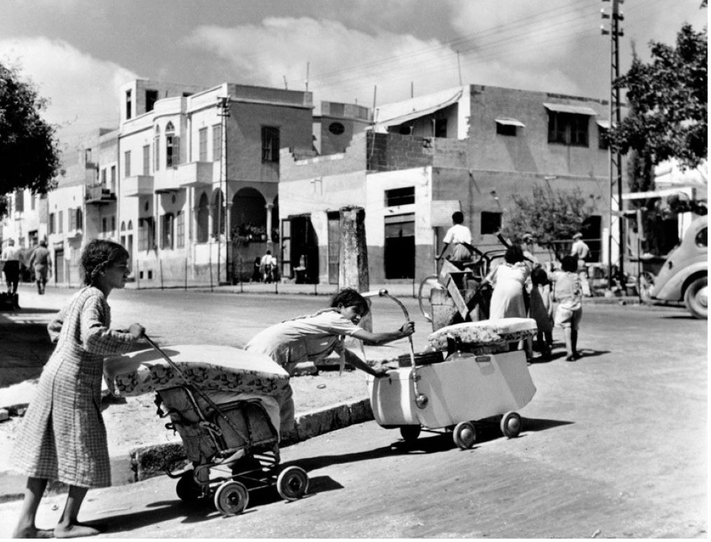 Girls fleeing Jaffa, 1948
