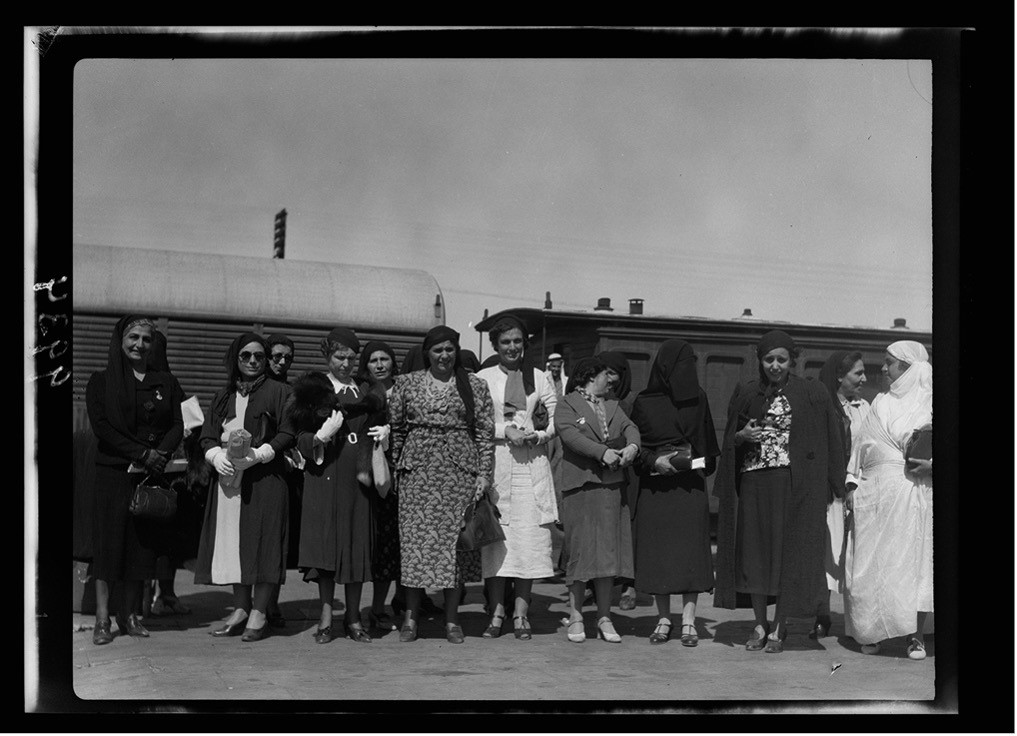 Palästinensische Delegation bei der Abreise zum ersten Kongress Arabischer Frauen in Kairo, 1938, 
