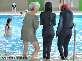 Schwimmunterricht für muslimische Mädchen an der Vigeliusschule in Freiburg; Foto: dpa