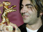 Fatih Akin poses with his Golden Bear award after the awarding ceremony at the 54th International Film Festival Berlin 2004 (photo: AP)
