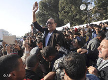 Moncef Marzouki being carried on the shoulders of supporters (photo: AP)
