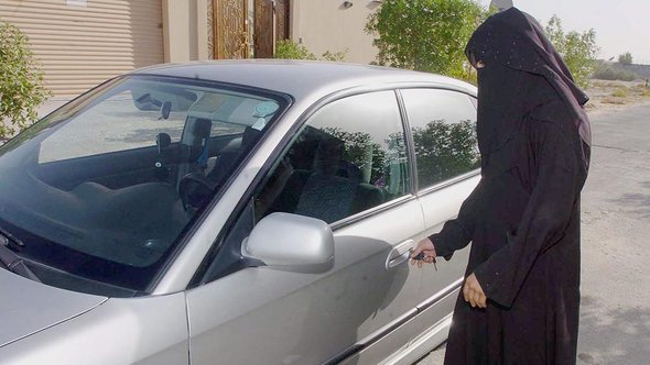 Eine saudische Frau schließt am 19.06.2005 in Riad das Auto ihrer Familie auf; Foto dpa/picture-alliance