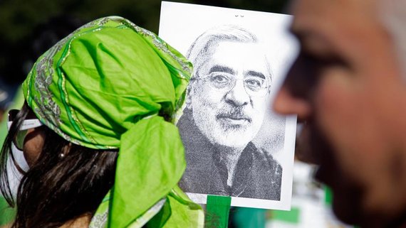 Anhängerin des iranischen Reformpolitikers Mir Hussein Mussawis in Teheran; Foto: AP