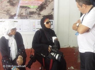 Female photo journalist talking to a man in Mecca (photo: DW/ Ali Almakhlafi
