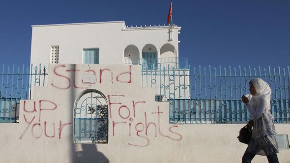 Stand up for your Right-Graffiti an einer Wand in Sidi Bouzid; Foto: AP/dapd