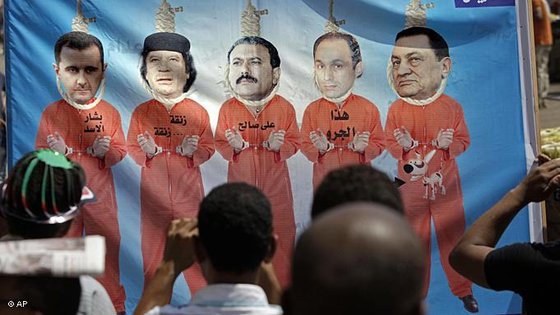 Plakat mit Hosni Mubarak Gamal Mubarak Ali Abdullah Saleh Gadaffi und Baschar al-Assad am Galgen; Foto: AP