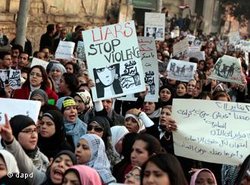Demonstration von Frauen gegen die Gewaltanwendung der Militärs am 20. Dezember in Kairo; Foto: dapd