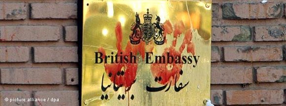 Blutige Handabdrücke an der britischen Botschaft in Teheran; Foto: dpa