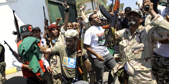 Rebellen bei der Einnahme eines Militärlagers in Tripolis; Foto: dpad
