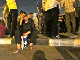 Frau in Kairo erschüttert von den Unruhen; Foto: dapd