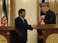 Irans Präsident Ahmadinedschad am 10. März 2010 zu Besuch bei Hamid Karsai in Kabul; Foto: AP