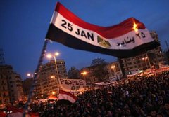 Revolutionsfahne mit Aufschrift 25. Januar am Tahrir-Platz, Foto: AP