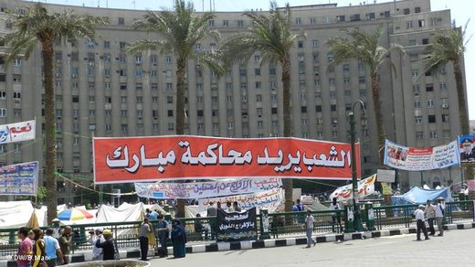 Demonstranten am Tahrir-Platz in Kairo fordern den Prozess gegen Hosni Mubarak; Foto: Bettina Marx/DW