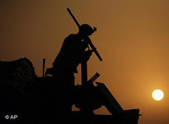 US-Soldat auf gepanzertem Fahrzeug an der irakisch-kuwaitischen Grenze; Foto: AP