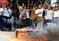 Demonstration gegen Suharto in Bandung 1998; Foto: AP