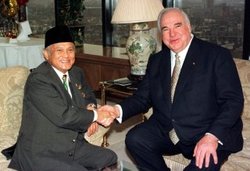 Indonesiens früherer Präsident Habibie bei Alt-Kanzler Kohl; Foto: dpa