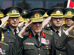 Einheiten des türkischen Militärs mit dem früheren Armeechef Büyükanit; Foto: AP