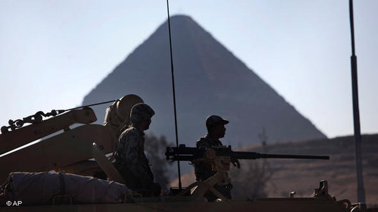 Ägyptische Armeeeinheiten vor Pyramide; Foto: AP