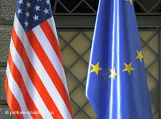 US-amerikanische und EU-Flagge, Foto: picture alliance